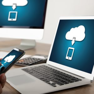 Un telefon mobil care face backup datelor