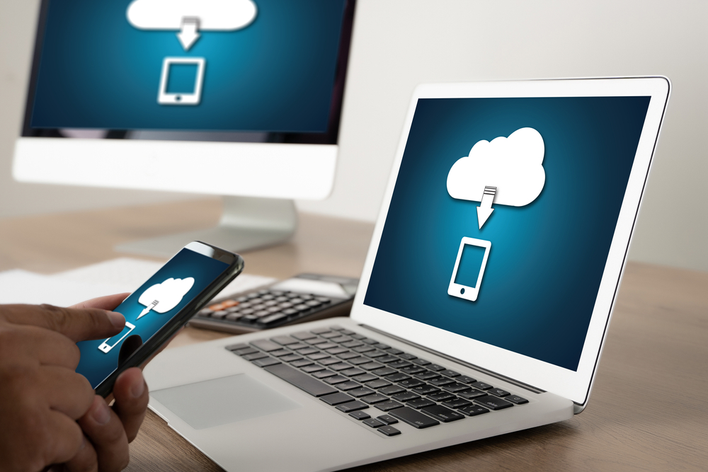 Un telefon mobil care face backup datelor