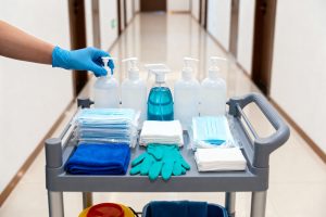 Personal medical igienizându-se pe mâini