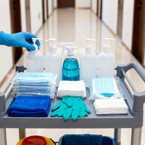 Personal medical igienizându-se pe mâini